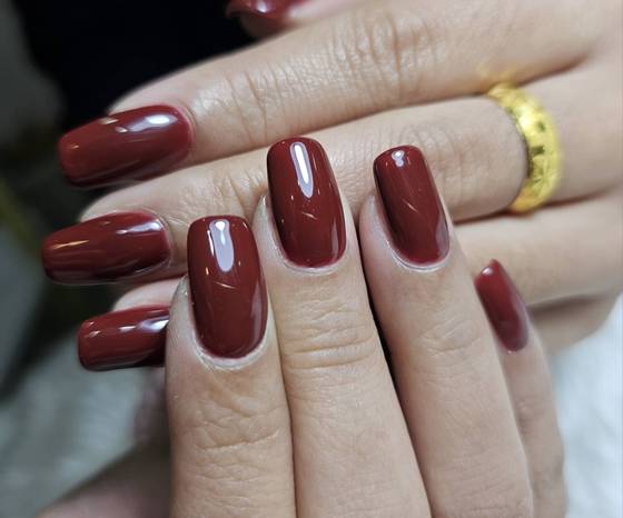 Glossy merlot red square-shaped nails