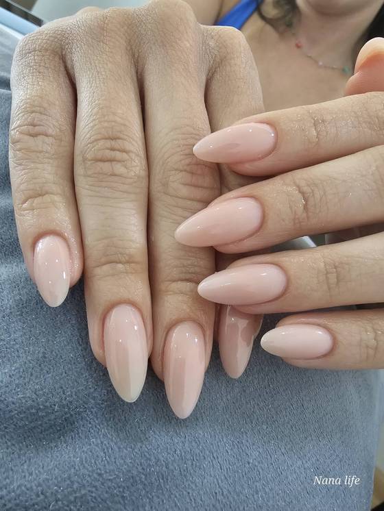 Simple glossy nude round nails